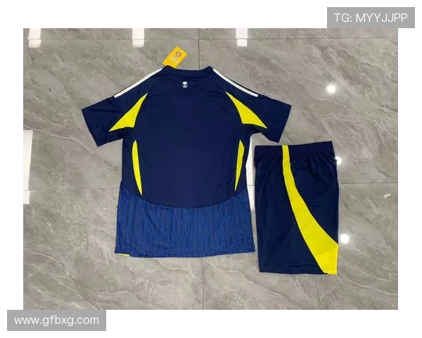 利雅得胜利白金客场球衣亮相